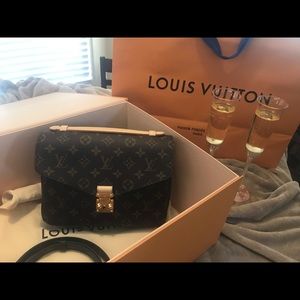 Louis Vuitton Pochette Métis